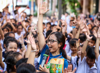 Học sinh vùng biên giới Tây Ninh háo hức khi nhận được sách hay